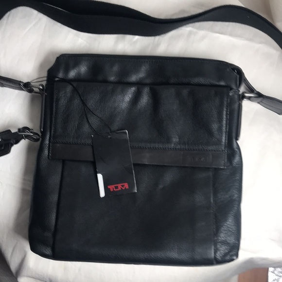 Tumi Oxford Crossbody leather bag NWT - Picture 9 of 12